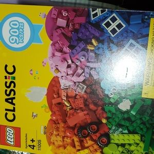 New unopened 900 piece lego